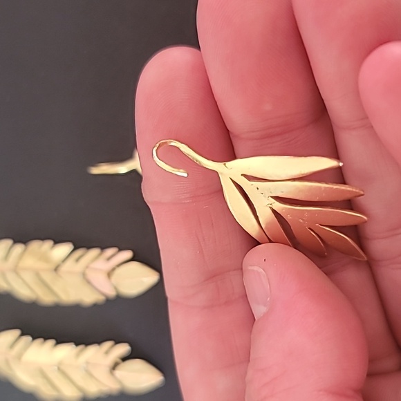 2 Goldtone leaf earrings - Picture 2 of 3